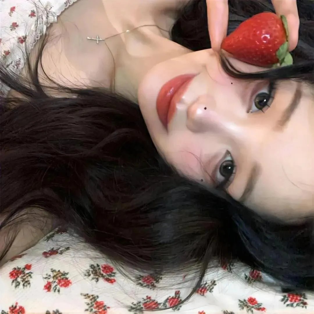 泳池里的女人